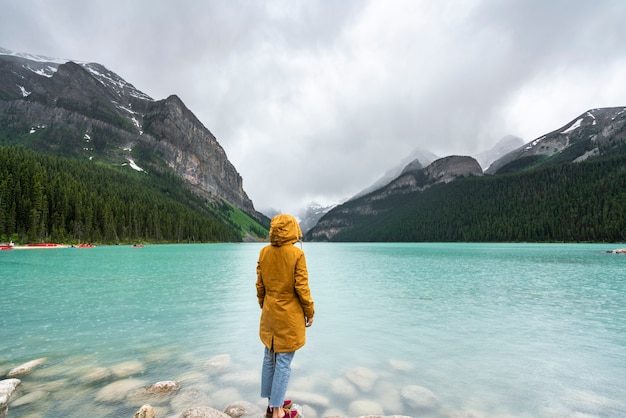 Photo une fille devant le lac louise au canada