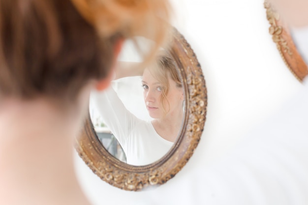 Fille devant le miroir