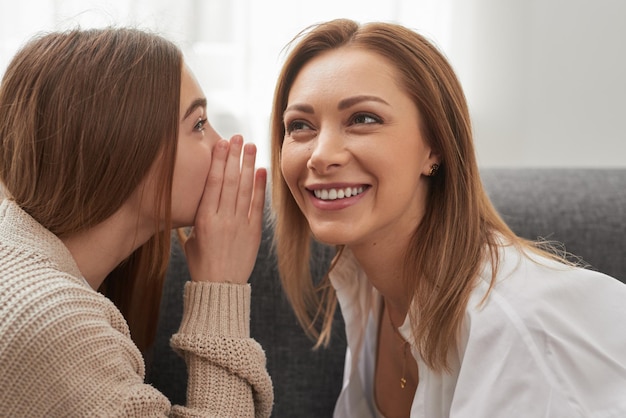 Fille disant secret à la mère