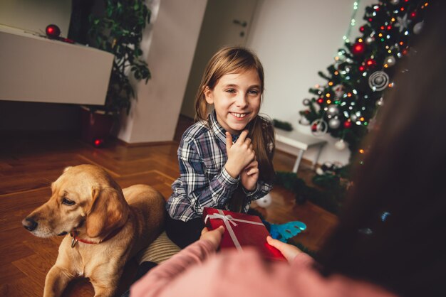 Fille donnant un cadeau de Noël à son amie