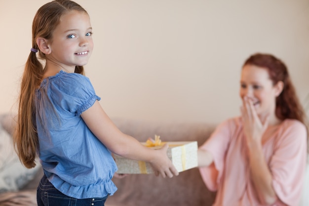 Fille donnant un cadeau à sa mère