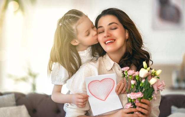 Fille donnant mère bouquet de fleurs