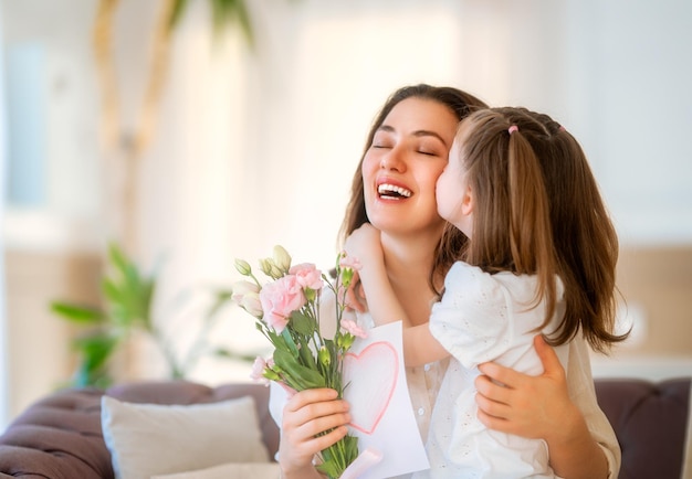 Fille donnant mère bouquet de fleurs