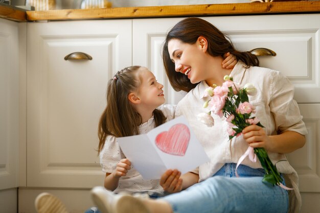 Fille donnant mère bouquet de fleurs