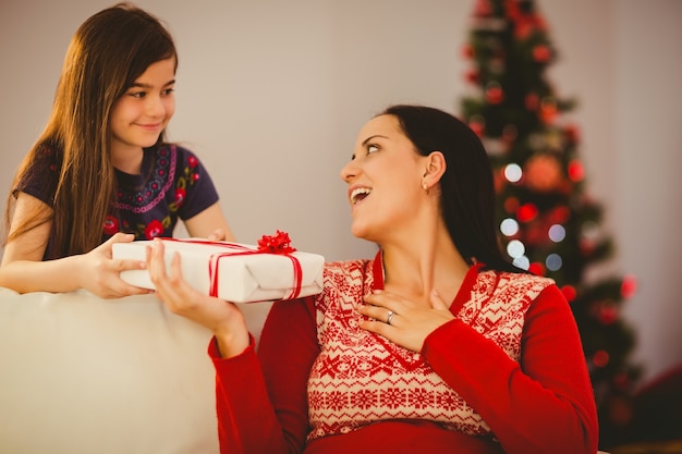 Fille donnant à sa mère un cadeau de Noël