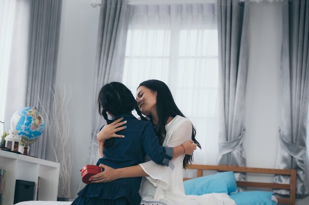 La fille a donné un cadeau à la mère