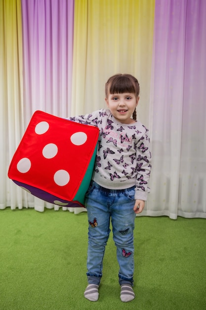 Une fille avec un doux cube coloré