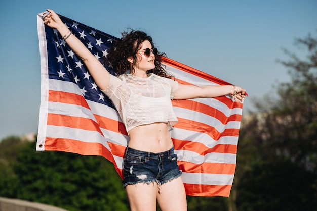 Fille avec un drapeau américain Jour de l&#39;indépendance