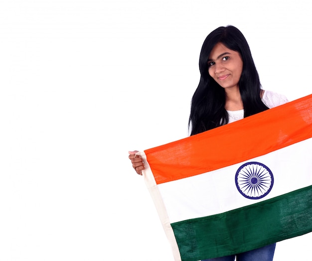 Fille avec drapeau indien ou tricolore sur fond blanc, fête de l'indépendance indienne, fête de la République indienne