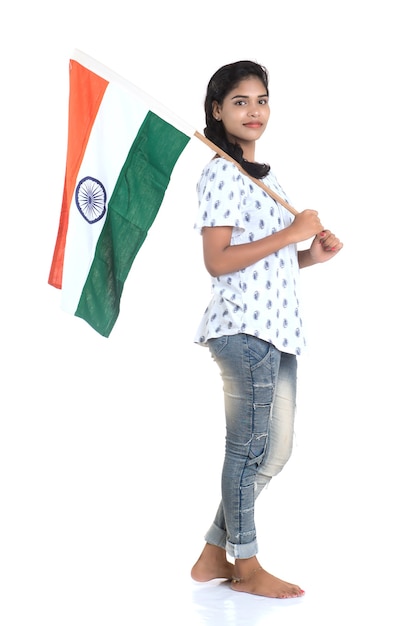 Fille avec drapeau indien ou tricolore sur fond blanc, jour de l'indépendance indienne, jour de la République indienne