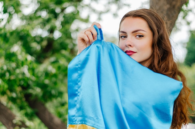 Fille avec le drapeau de l'Ukraine Femme ukrainienne avec le drapeau de l'Ukraine Drapeau de l'Ukraine Patriotique