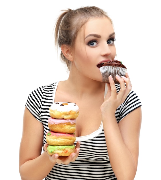 Fille drôle et beignets colorés