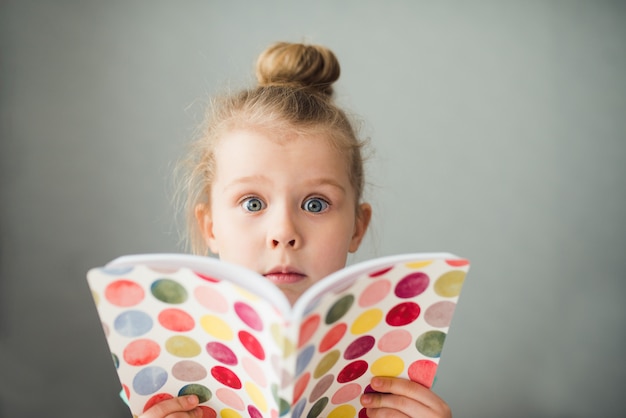 Fille Drôle Avec Carnet