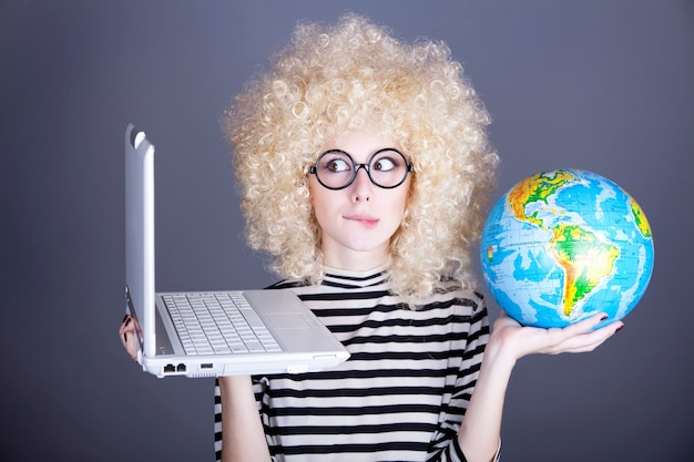 Photo fille drôle dans des verres gardant le cahier et le globe.