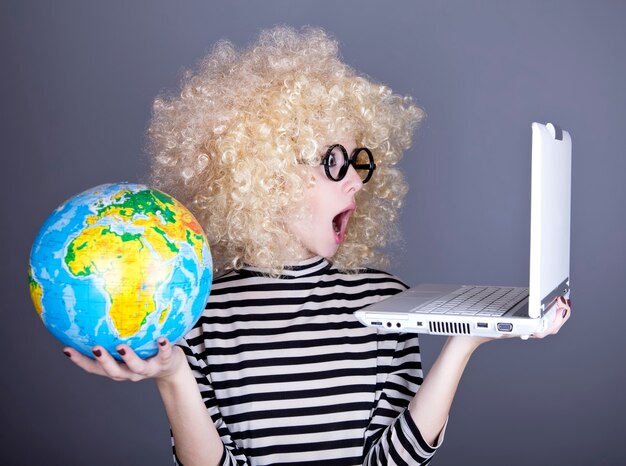 Photo fille drôle dans des verres gardant le cahier et le globe.