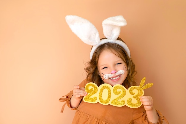 Une fille drôle montre des nombres d'or 2022 en riant joyeusement