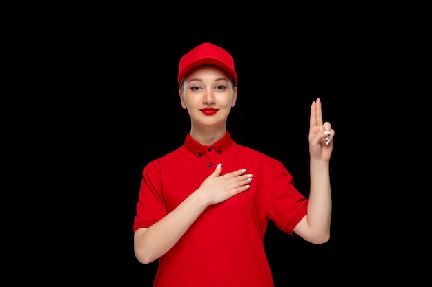 Fille du jour de la chemise rouge montrant le symbole de la victoire dans un bonnet rouge portant une chemise et un rouge à lèvres brillant