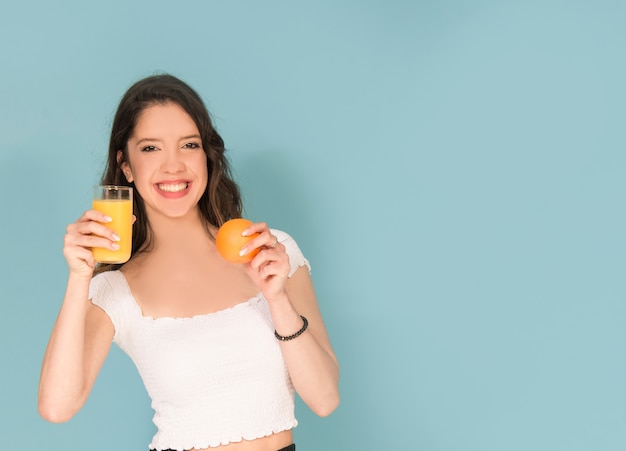 Fille avec du jus d'orange frais