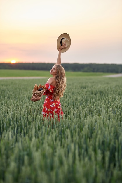 La fille a du pain dans ses mains Pain et pâtisseries