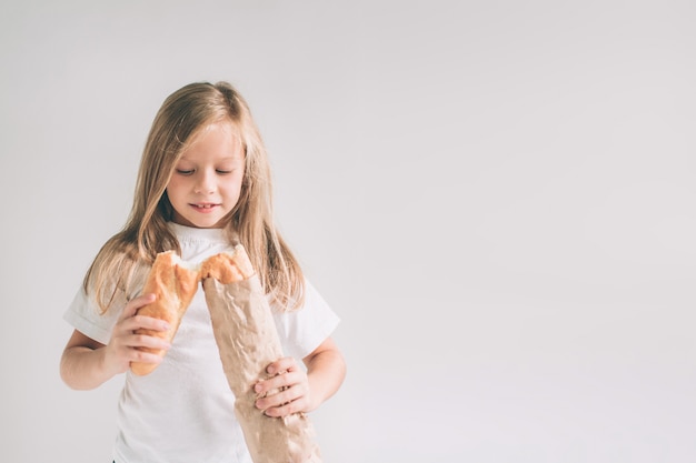 Fille avec du pain fraîchement cuit à la main