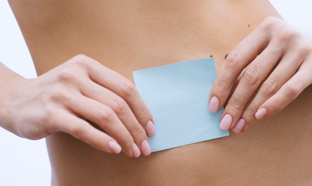 Fille avec du papier blanc sur le ventre