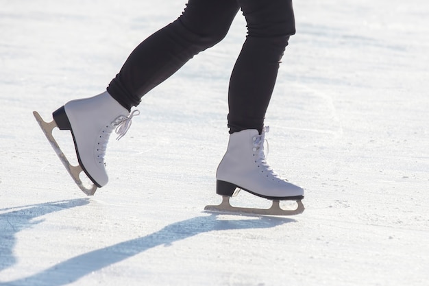 Fille du patin à glace sur une patinoire