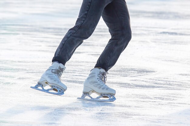 Fille du patin à glace sur une patinoire