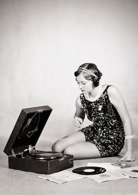 Photo fille écoutant des disques de gramophone. vintage