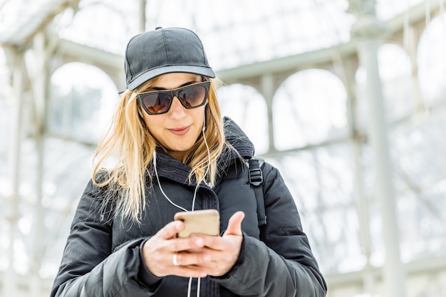 Fille écoutant de la musique sur son portable