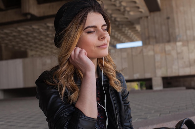 Fille écoutant la musique avec les yeux fermés