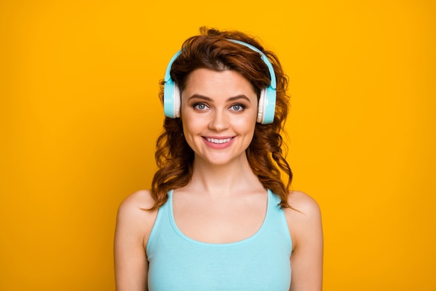 fille écoute de la musique sur un casque