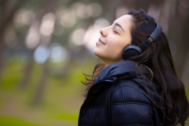 Fille écoute la musique dans le parc