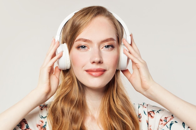 Fille avec des écouteurs Femme écoutant de la musique sur blanc