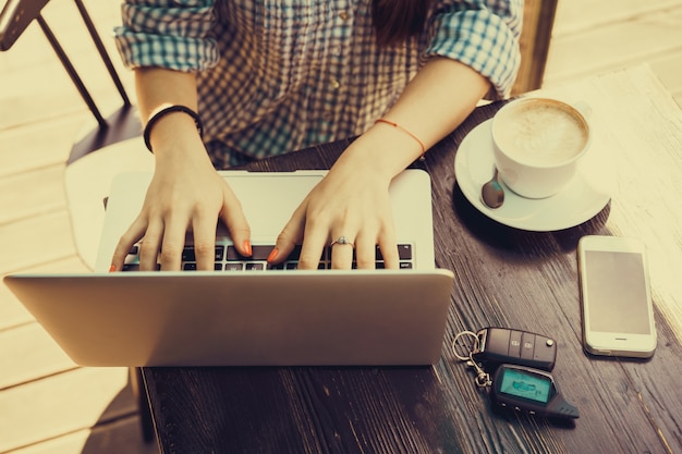 Fille d&#39;écrire sur un ordinateur portable