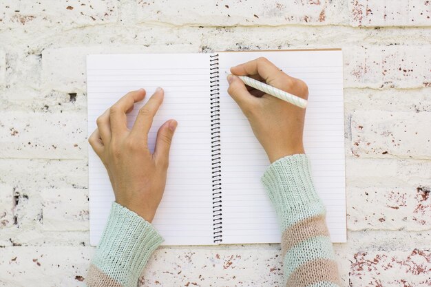 La fille écrit dans le cahier