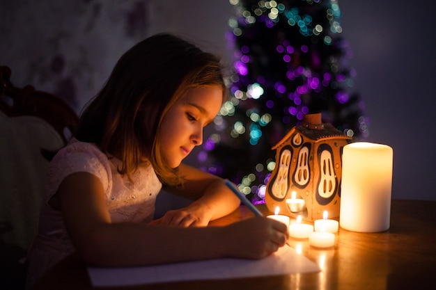 Photo une fille écrit une lettre au père noël