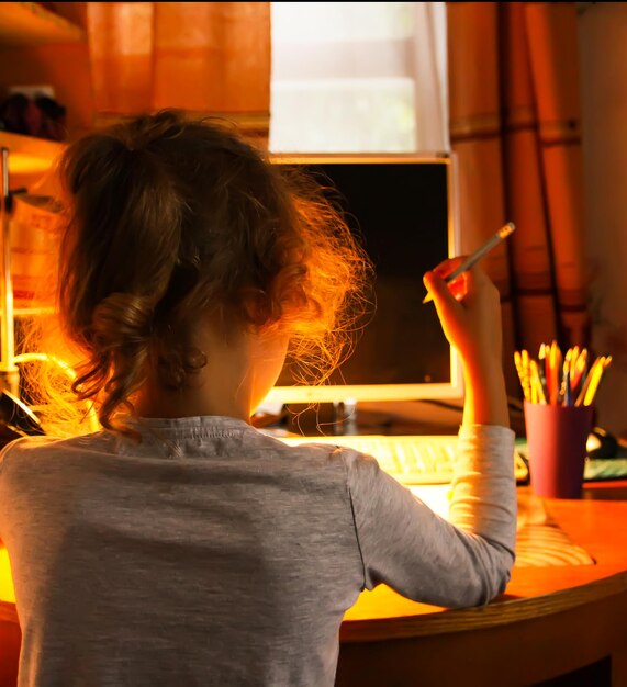 Une fille écrit ses devoirs à la maison