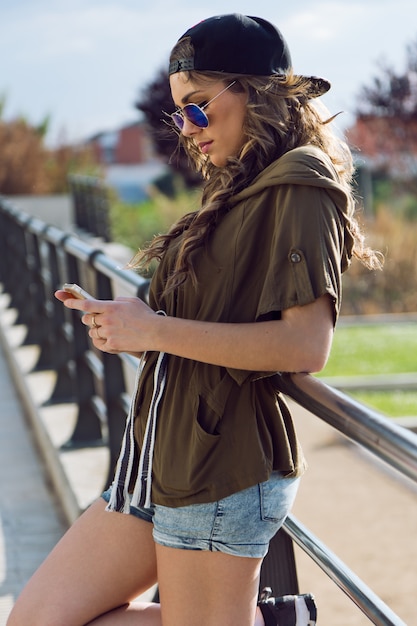 « Fille élégante dans le chapeau »