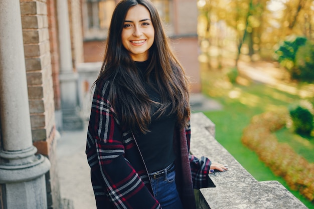 fille élégante, explorer la ville et se garer à l&#39;automne