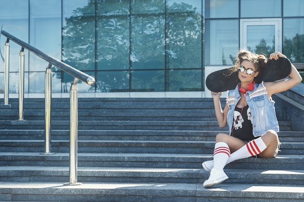 Fille élégante avec une planche à roulettes