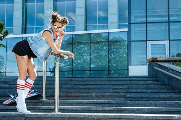 Fille élégante avec une planche à roulettes