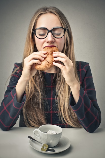 Fille élégante prenant un petit déjeuner