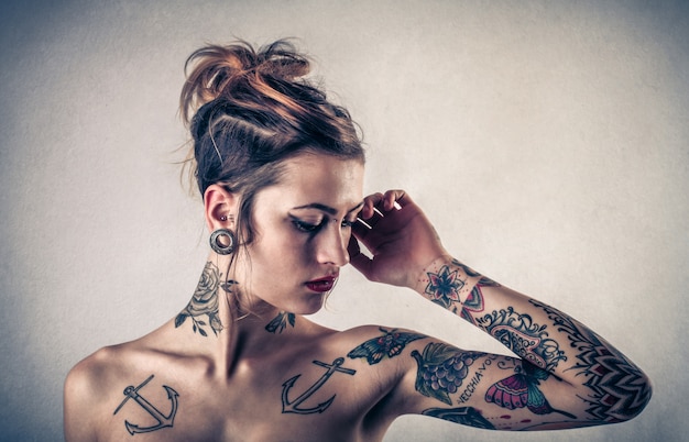 Photo fille élégante tatouée