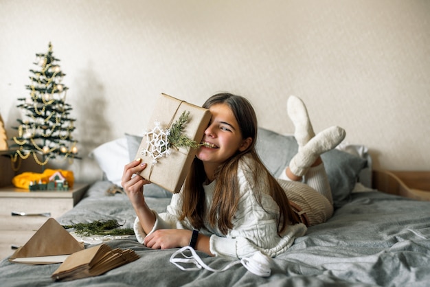 Fille emballant des cadeaux avec décoration de Noël