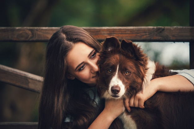 Fille embrassant un chien