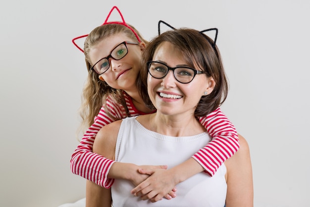 Fille embrasse sa mère avec amour