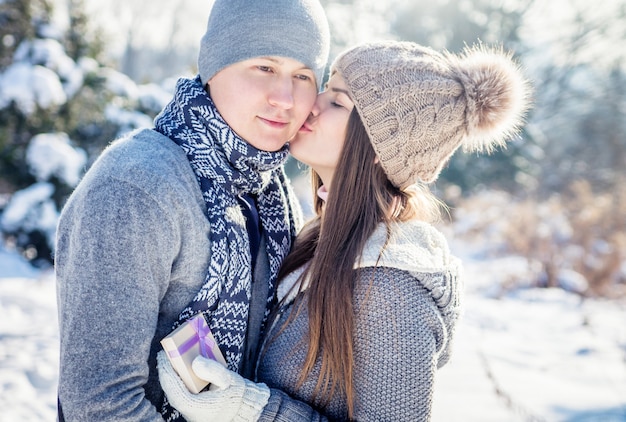 Une fille embrasse son petit ami pour la Saint-Valentin