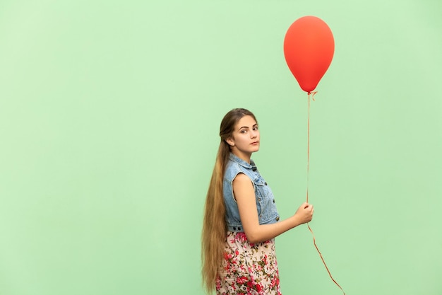 Fille émotionnelle près de fond vert