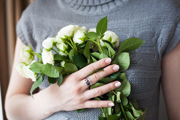 Fille enceinte, avec de belles roses blanches, en attente de bébé, 9 mois, famille