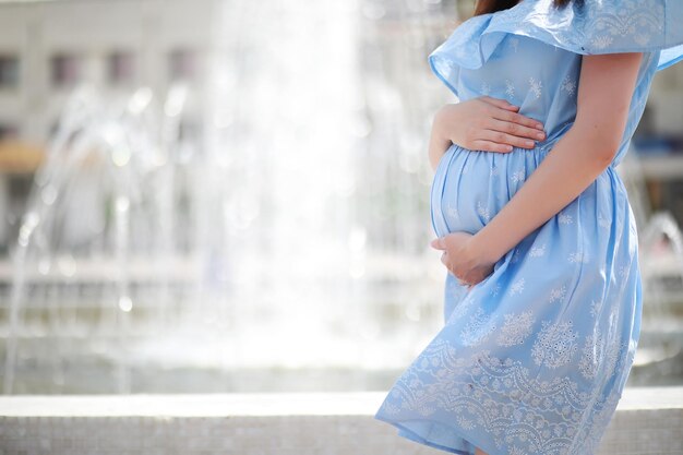 Fille enceinte dans une robe dans la nature